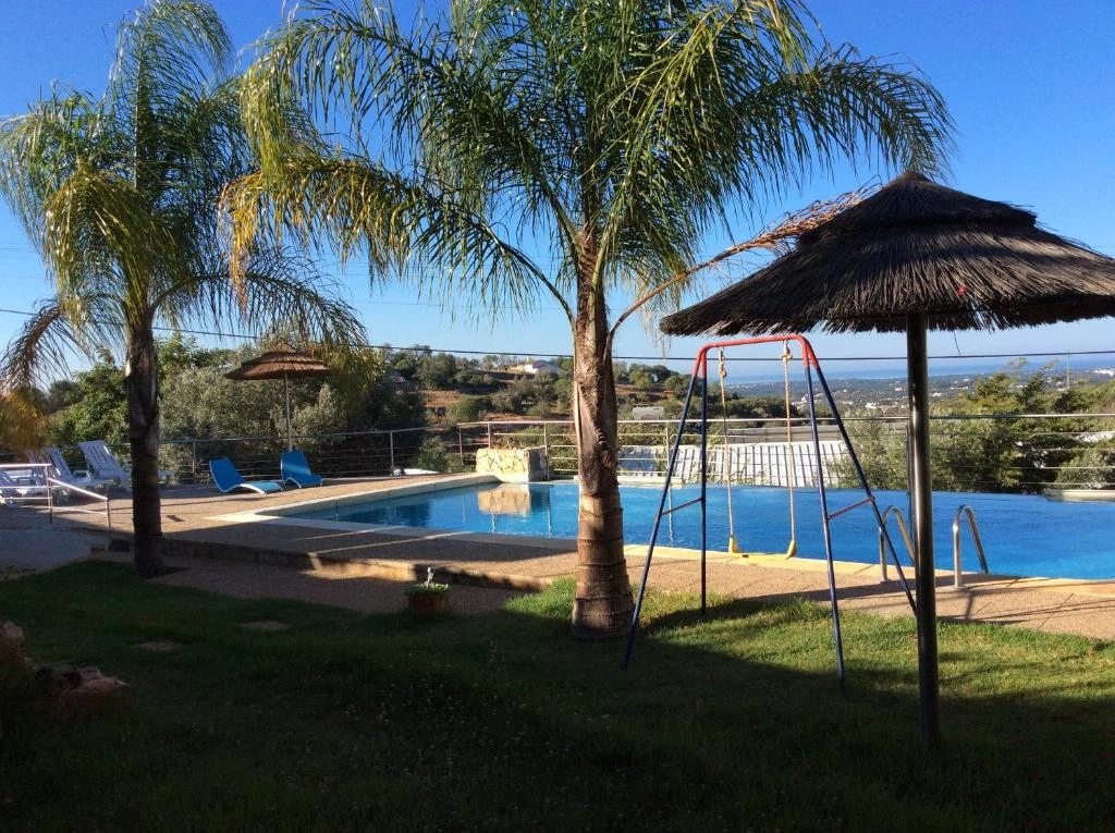 Piscina exterior do Hotel Golda Sol em Loulé, Portugal
