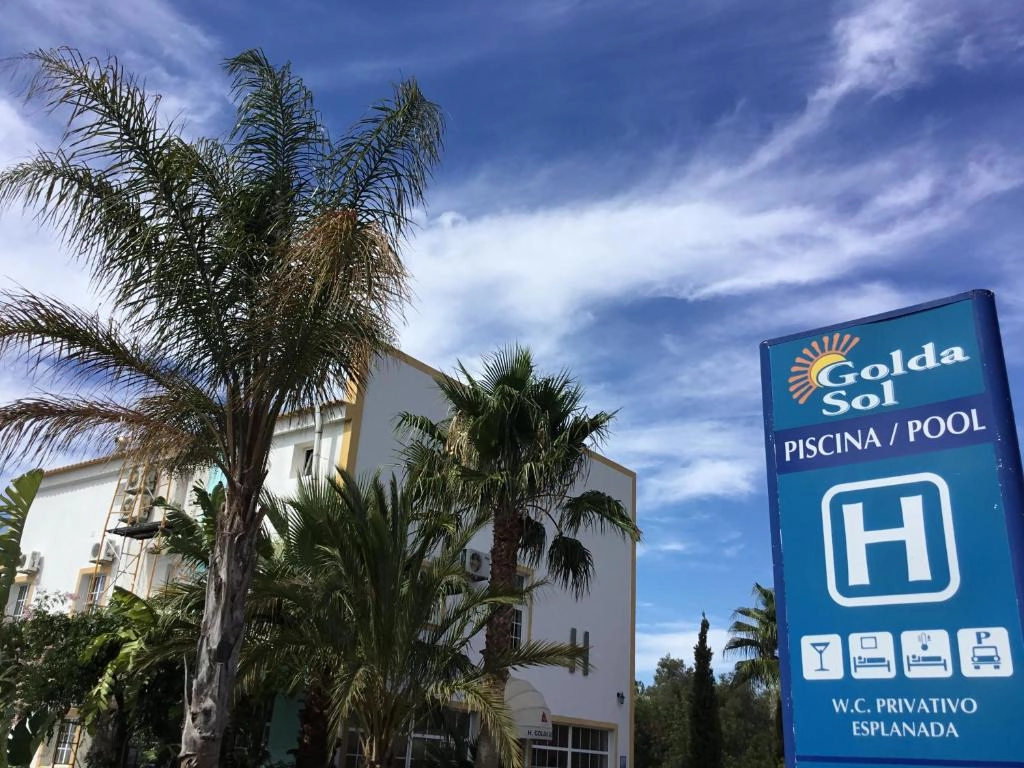 Hotel Golda Sol em Loulé, Portugal - exterior com palmeiras